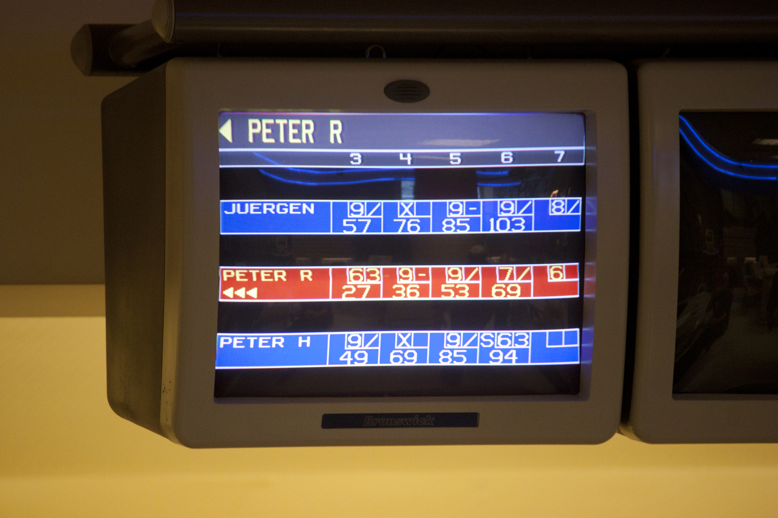 Der Monitor im Bowlingcenter zeigt das Ergebnis an
